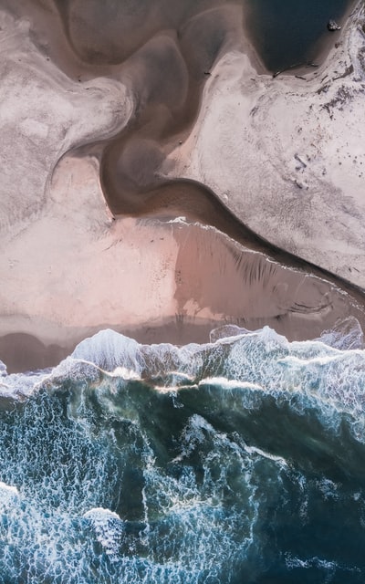 海浪的鸟眼视图
